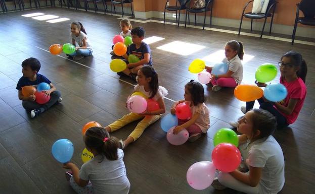 El grupo de niños durante la actividad.