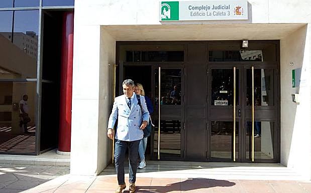 Enrique Zambrano, abogado de la expareja de Juana Rivas, a su salida de los juzgados. 