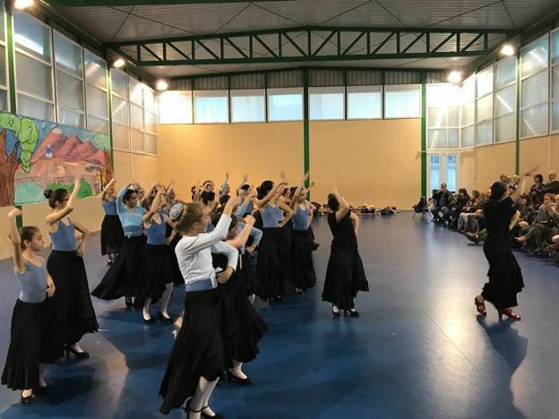 Alumnas del Conservatorio de Danza, durante una de sus representaciones.