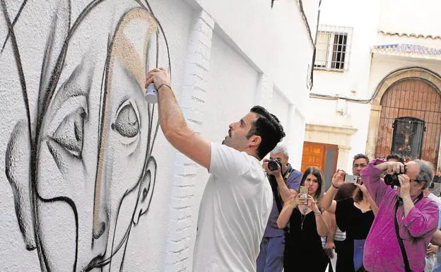 La Noche en Blanco de Jaén 2017: Miguel Ángel Belinchón, Belín, durante trabajo en la iniciativa 'Street art' en la barrio de San Bartolomé.