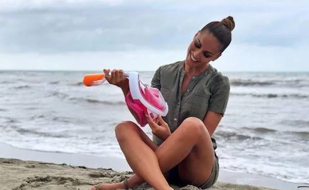 El curioso producto para el verano con el que Lara Álvarez aparece en su Instagram