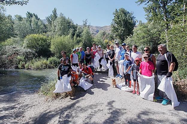 Grupo de vecinos de Cenes de la Vega que ayer se emplearon a fondo para limpiar la ribera del Genil a su paso por el municipio.