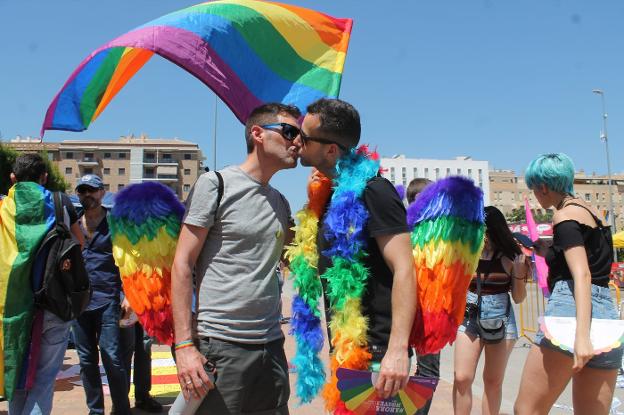 Una pareja se besa durante la celebración del Jaén Pride 2018.