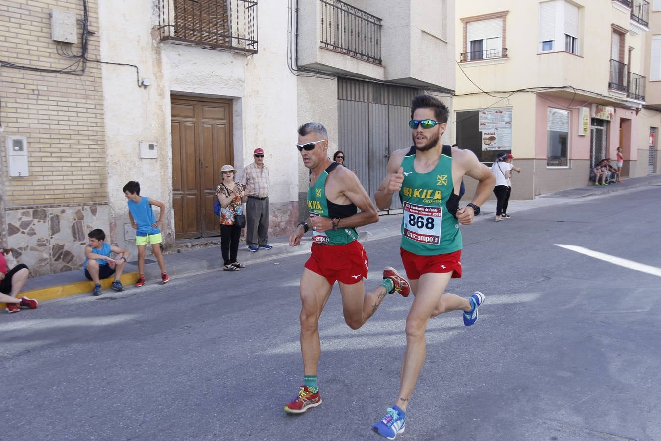 Manuel Santiago y Claudia Estévez se sobreponen al calor en Dúrcal