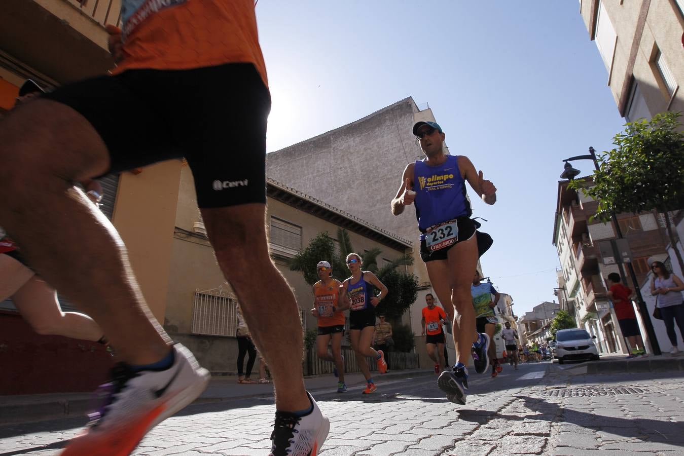 Manuel Santiago y Claudia Estévez se sobreponen al calor en Dúrcal