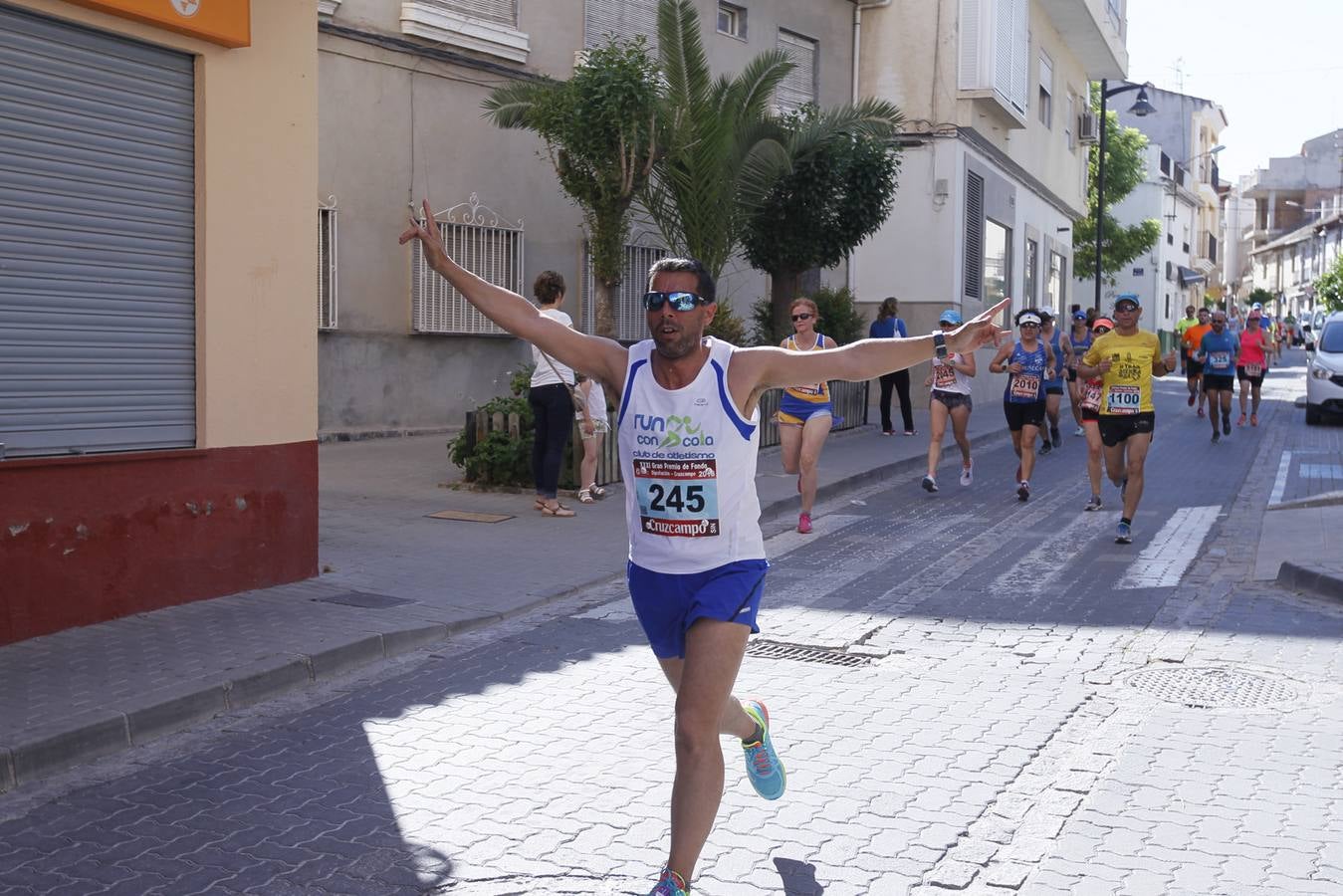 Manuel Santiago y Claudia Estévez se sobreponen al calor en Dúrcal