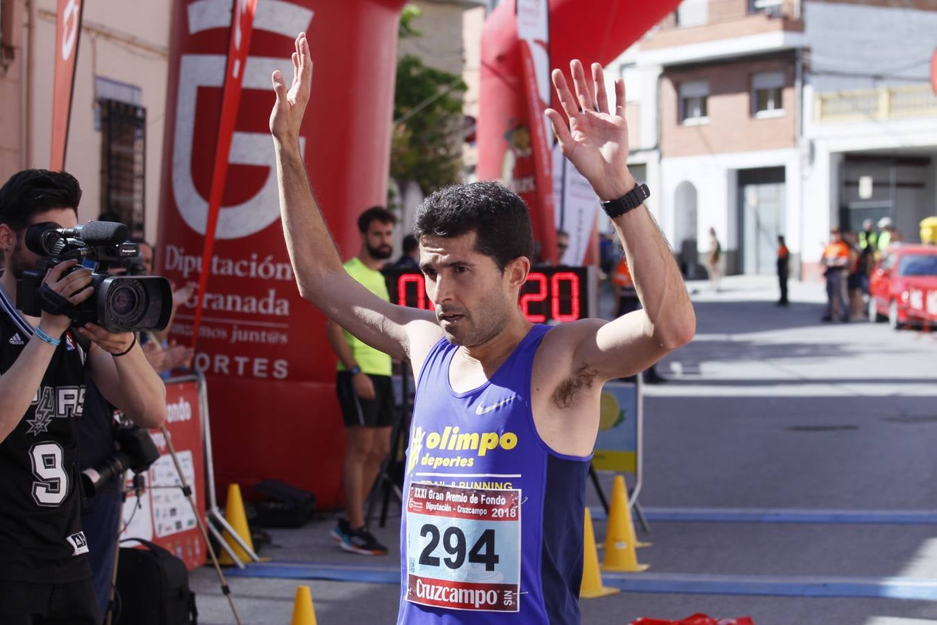 Manuel Santiago y Claudia Estévez se sobreponen al calor en Dúrcal