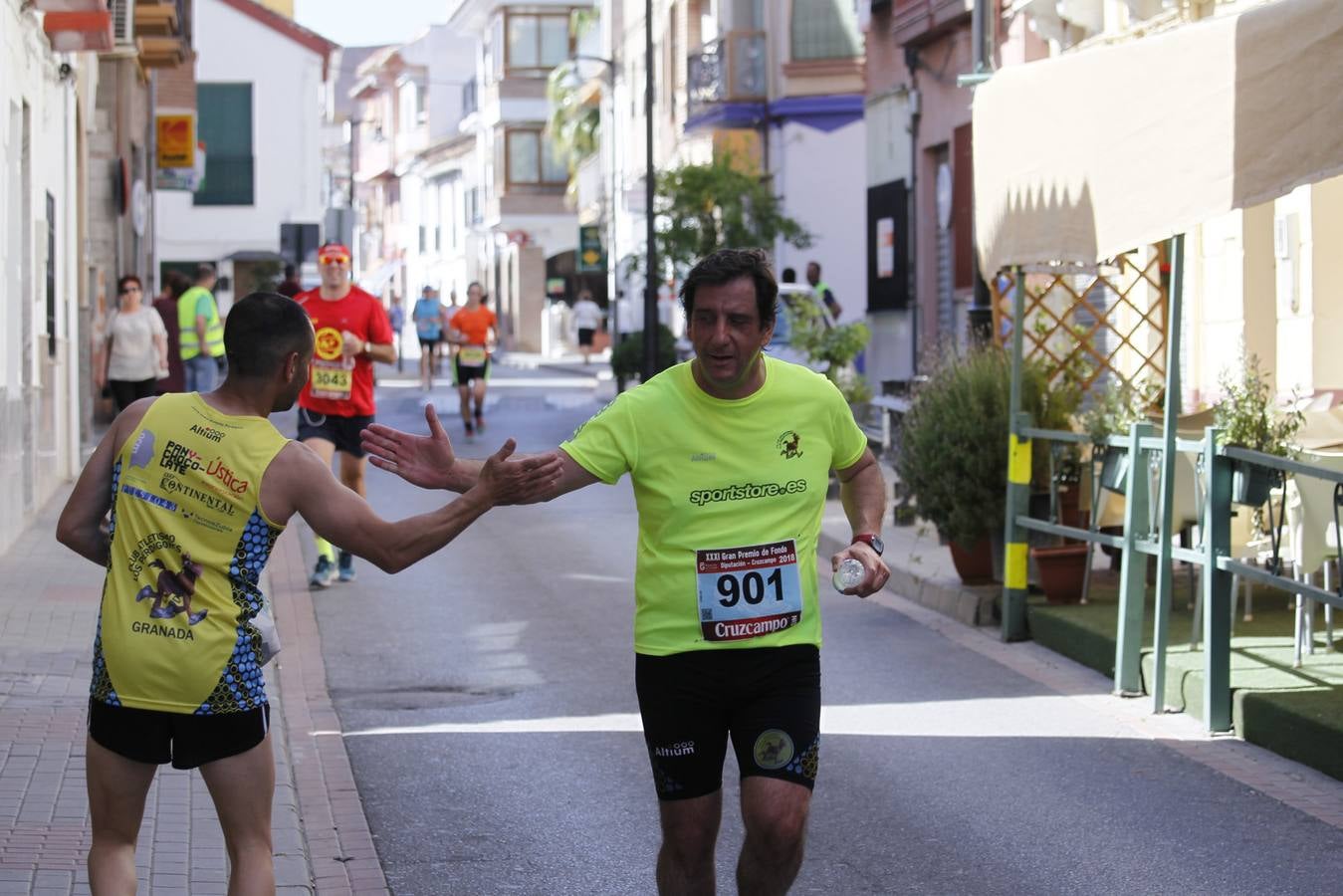 Manuel Santiago y Claudia Estévez se sobreponen al calor en Dúrcal