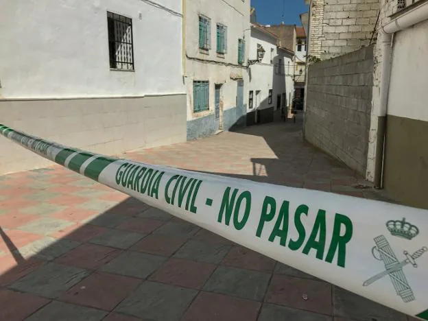 Cordón policial en la calle Ocón de Guadahortuna donde le dieron dos balazos a la víctima el sábado