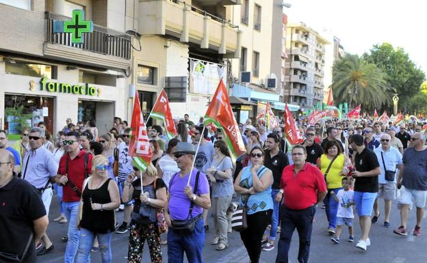 Linarenses piden en una manifestación soluciones urgentes al desempleo de Linares y su comarca.