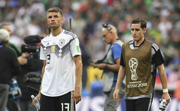 Los jugadores alemanes, decepcionados tras la derrota. 