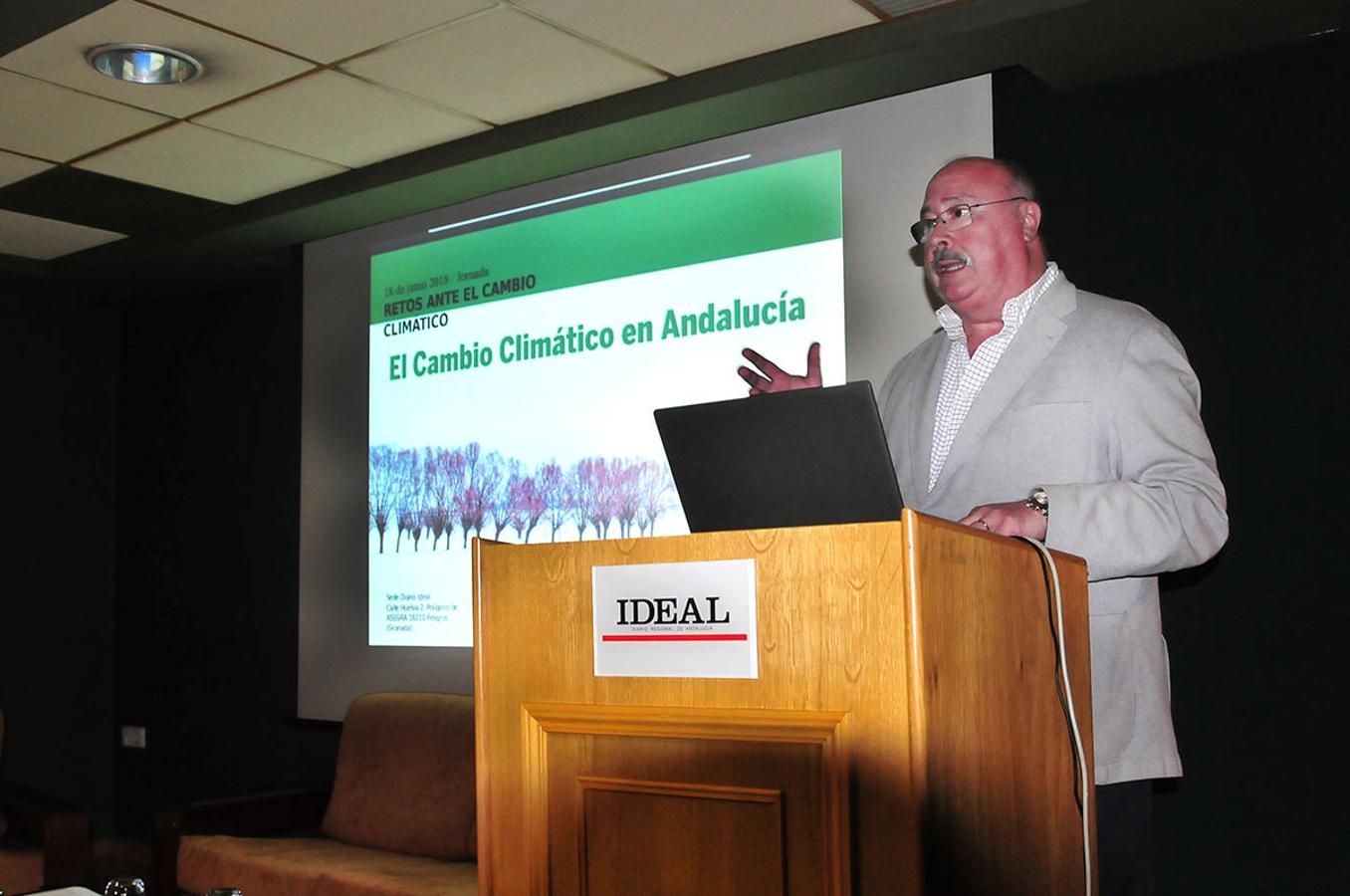 El director de IDEAL, Eduardo Peralta, daba la bienvenida e iniciaba la Jornada de Retos ante el Cambio Climático