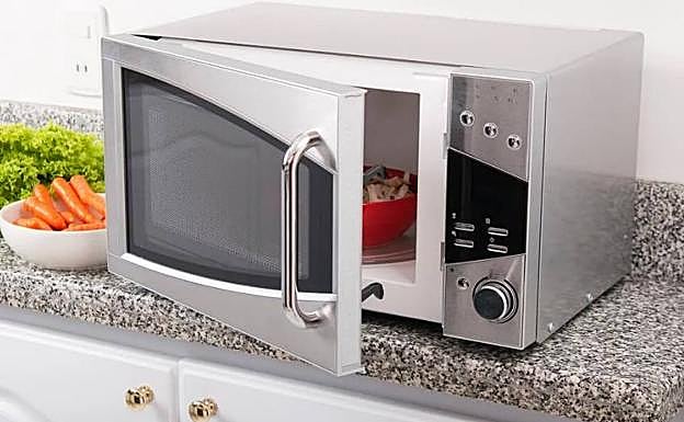 ¿Ves el detalle? El reflejo en la foto del anuncio de un microondas da la vuelta al mundo