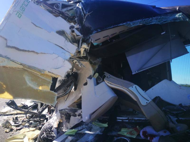 Las víctimas salieron despedidas | Viajaban en un autobús que cubría la línea entre Madrid y Granada con 34 pasajeros a bordo, más el conductor y una azafata | El autobús embistió el cajón de carga del camión desde atrás y por el lateral