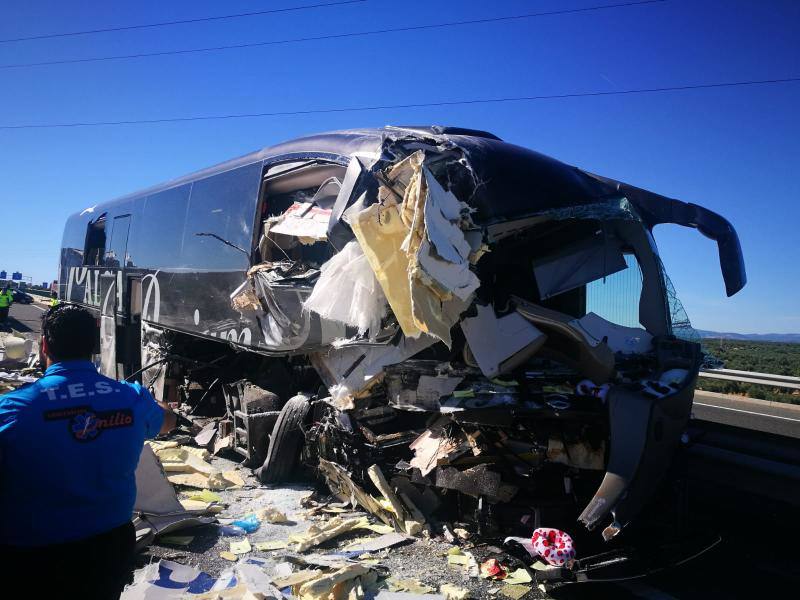 Las víctimas salieron despedidas | Viajaban en un autobús que cubría la línea entre Madrid y Granada con 34 pasajeros a bordo, más el conductor y una azafata | El autobús embistió el cajón de carga del camión desde atrás y por el lateral