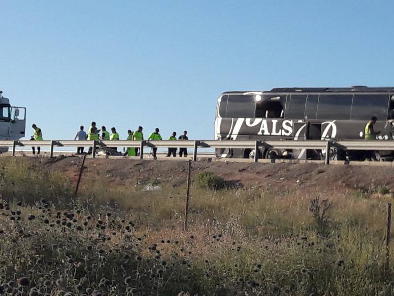 Las víctimas salieron despedidas | Viajaban en un autobús que cubría la línea entre Madrid y Granada con 34 pasajeros a bordo, más el conductor y una azafata | El autobús embistió el cajón de carga del camión desde atrás y por el lateral