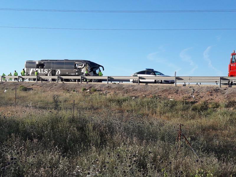 Las víctimas salieron despedidas | Viajaban en un autobús que cubría la línea entre Madrid y Granada con 34 pasajeros a bordo, más el conductor y una azafata | El autobús embistió el cajón de carga del camión desde atrás y por el lateral