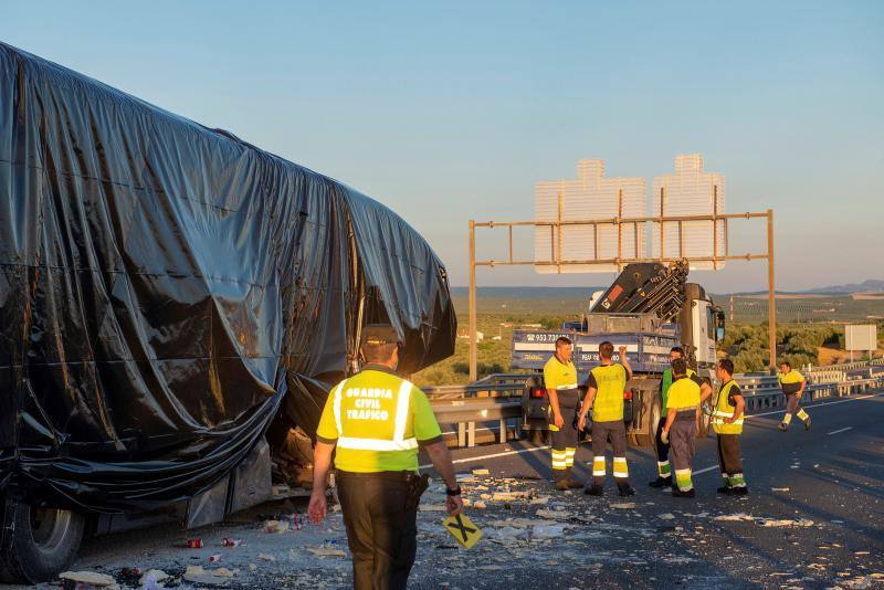 Las víctimas salieron despedidas | Viajaban en un autobús que cubría la línea entre Madrid y Granada con 34 pasajeros a bordo, más el conductor y una azafata | El autobús embistió el cajón de carga del camión desde atrás y por el lateral