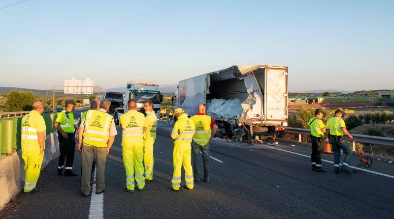 Las víctimas salieron despedidas | Viajaban en un autobús que cubría la línea entre Madrid y Granada con 34 pasajeros a bordo, más el conductor y una azafata | El autobús embistió el cajón de carga del camión desde atrás y por el lateral