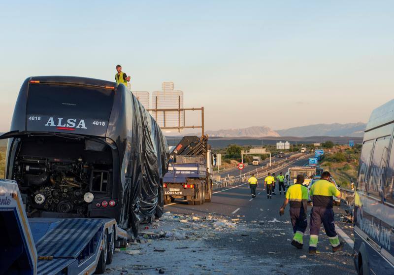 Las víctimas salieron despedidas | Viajaban en un autobús que cubría la línea entre Madrid y Granada con 34 pasajeros a bordo, más el conductor y una azafata | El autobús embistió el cajón de carga del camión desde atrás y por el lateral