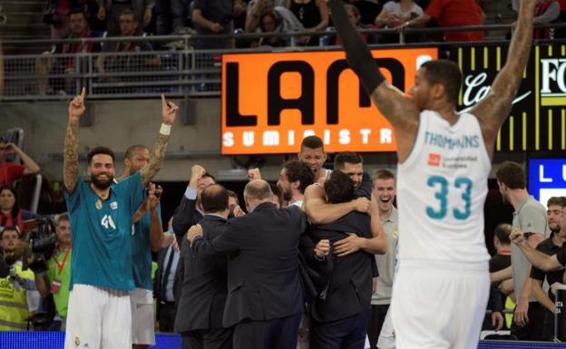 Jugadores y técnicos del Real Madrid celebran el 34º título de Liga en Vitoria. 