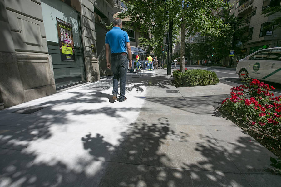 Esta actuación, habitual por estas fechas, se conoce técnicamente como abujardado y permite crear una capa dentada en el suelo que favorece la sujección