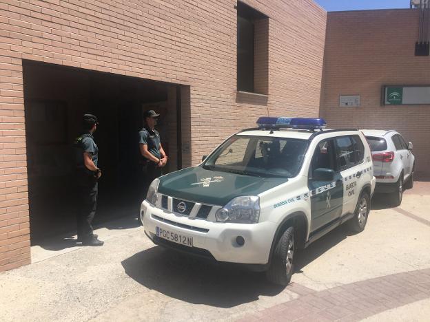 Imagen de parte del despliegue policial de ayer para retirar a los menores en un colegio de Guadix. 