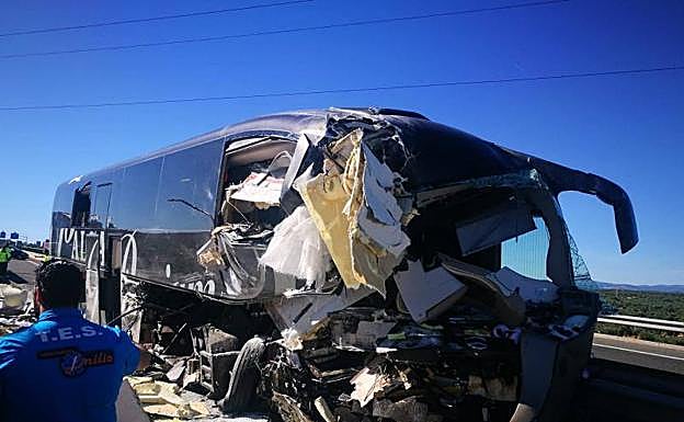 Imagen. El impactante accidente mortal de la A-44: dos granadinas muertas tras chocar el autobús con un camión. 