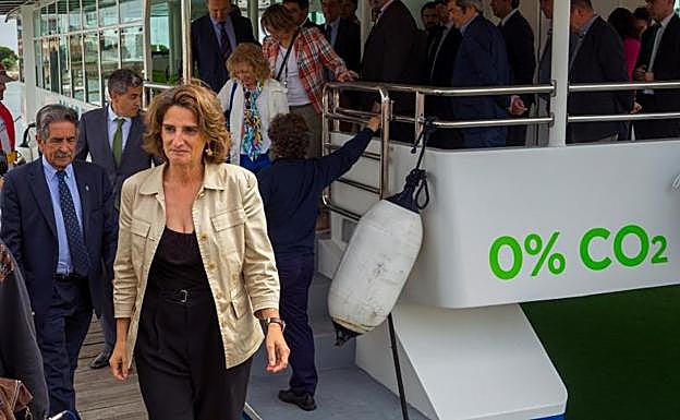 La ministra Teresa Ribera durante la inauguración del primer catamarán electrosolar de pasajeros de Europa en el puerto de Santander. 