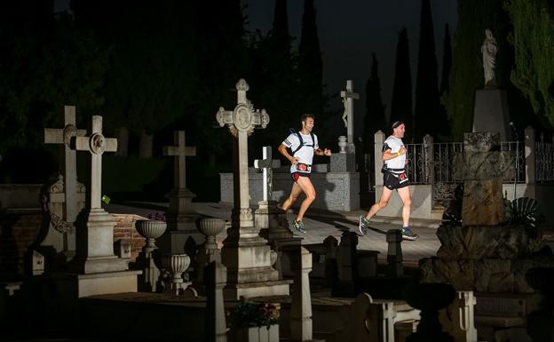 La carrera Nocturna de la Alhambra recorrerá el cementerio y la fábrica de oro