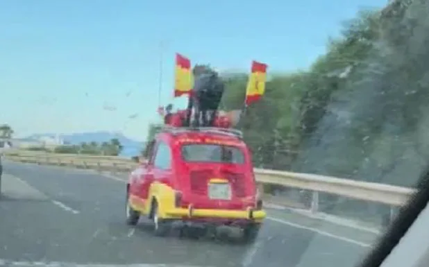 El peculiar coche granadino que invade Whatsapp: con España por bandera
