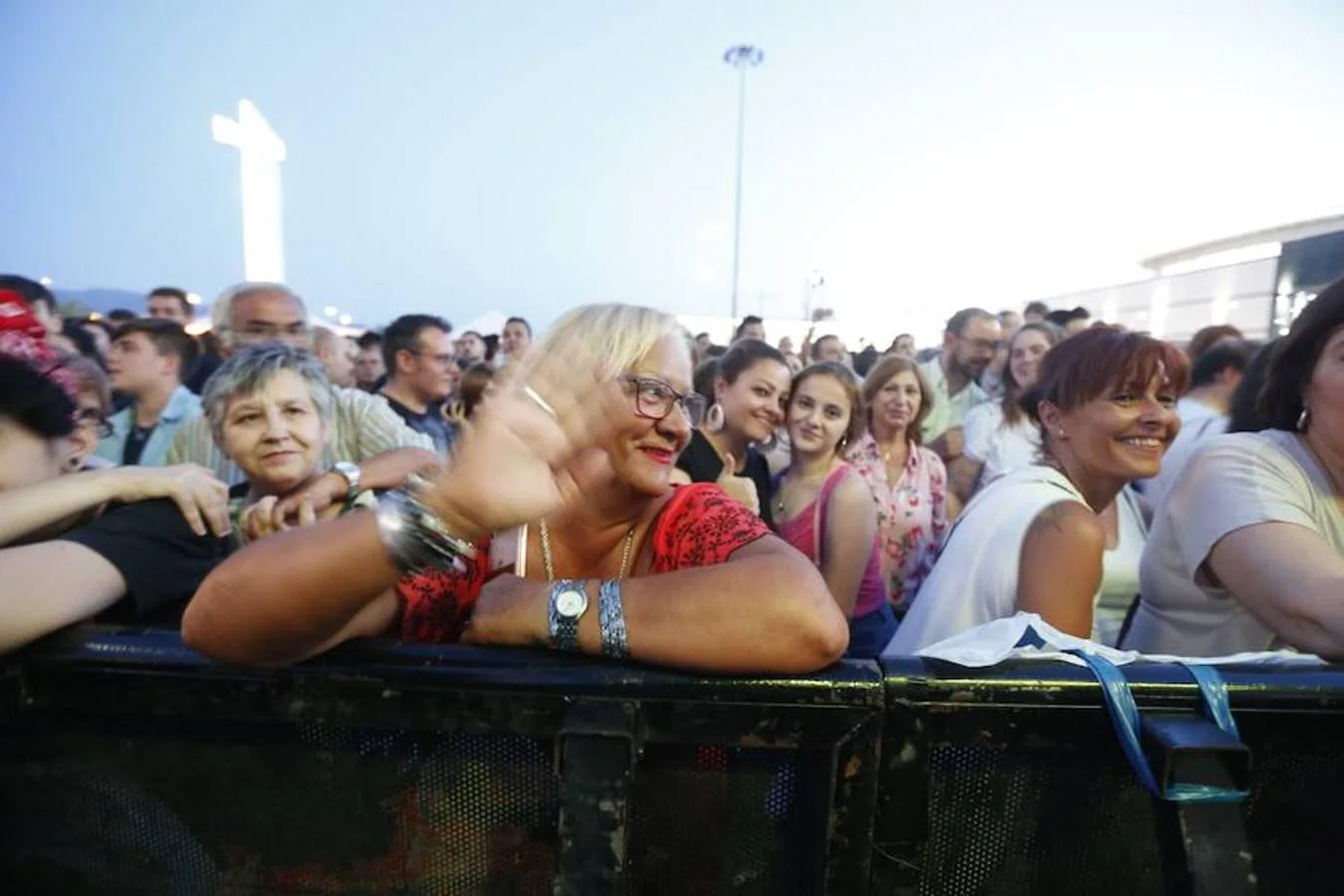 En el concierto gratuito también han participado estrellas invitadas como la granadina Rosa López y Andy y Lucas