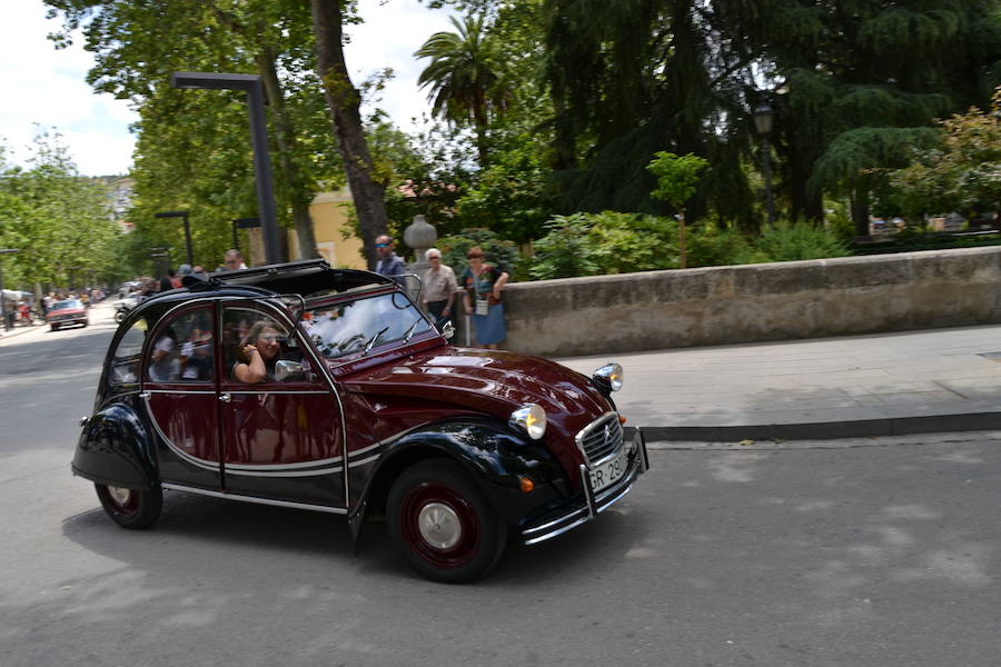 La Escudería 49.9 ofrecía a los aficionados del mundo de motor unas horas de disfrute, en especial a los más pequeños con síndrome de Down o afectados de alguna enfermedad que pudieron viajar por el centro de Granada en moto, sobre todo Harley Davidson o en coches clásicos o de competición