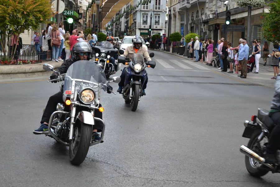 La Escudería 49.9 ofrecía a los aficionados del mundo de motor unas horas de disfrute, en especial a los más pequeños con síndrome de Down o afectados de alguna enfermedad que pudieron viajar por el centro de Granada en moto, sobre todo Harley Davidson o en coches clásicos o de competición