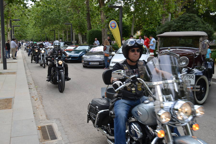 La Escudería 49.9 ofrecía a los aficionados del mundo de motor unas horas de disfrute, en especial a los más pequeños con síndrome de Down o afectados de alguna enfermedad que pudieron viajar por el centro de Granada en moto, sobre todo Harley Davidson o en coches clásicos o de competición