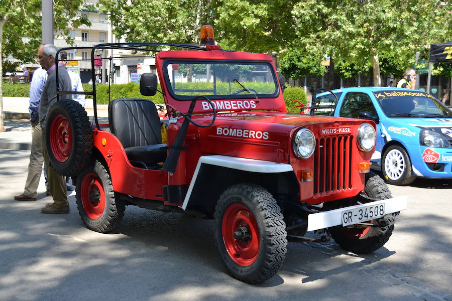 La Escudería 49.9 ofrecía a los aficionados del mundo de motor unas horas de disfrute, en especial a los más pequeños con síndrome de Down o afectados de alguna enfermedad que pudieron viajar por el centro de Granada en moto, sobre todo Harley Davidson o en coches clásicos o de competición