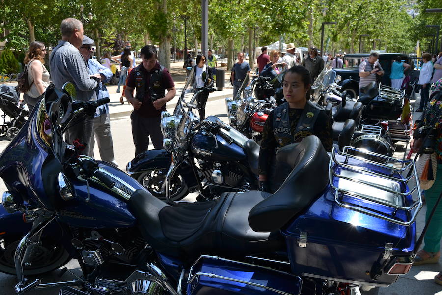 La Escudería 49.9 ofrecía a los aficionados del mundo de motor unas horas de disfrute, en especial a los más pequeños con síndrome de Down o afectados de alguna enfermedad que pudieron viajar por el centro de Granada en moto, sobre todo Harley Davidson o en coches clásicos o de competición