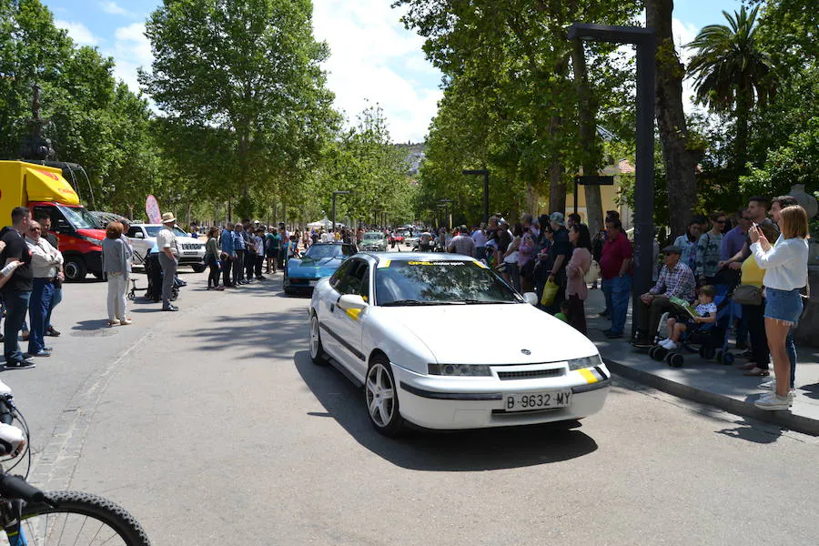 La Escudería 49.9 ofrecía a los aficionados del mundo de motor unas horas de disfrute, en especial a los más pequeños con síndrome de Down o afectados de alguna enfermedad que pudieron viajar por el centro de Granada en moto, sobre todo Harley Davidson o en coches clásicos o de competición