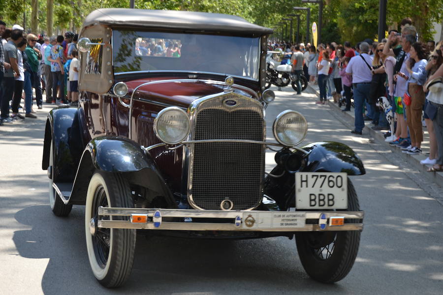 La Escudería 49.9 ofrecía a los aficionados del mundo de motor unas horas de disfrute, en especial a los más pequeños con síndrome de Down o afectados de alguna enfermedad que pudieron viajar por el centro de Granada en moto, sobre todo Harley Davidson o en coches clásicos o de competición