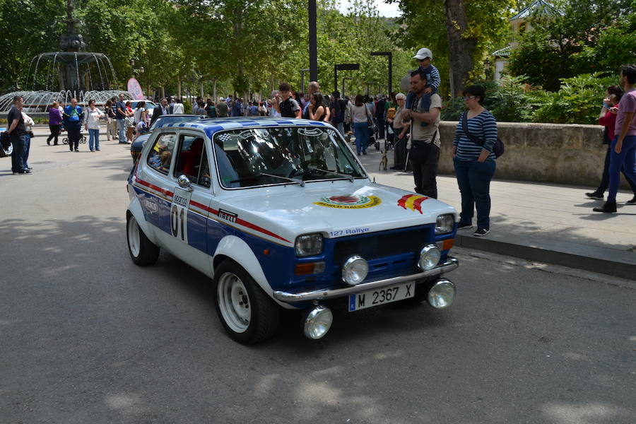 La Escudería 49.9 ofrecía a los aficionados del mundo de motor unas horas de disfrute, en especial a los más pequeños con síndrome de Down o afectados de alguna enfermedad que pudieron viajar por el centro de Granada en moto, sobre todo Harley Davidson o en coches clásicos o de competición