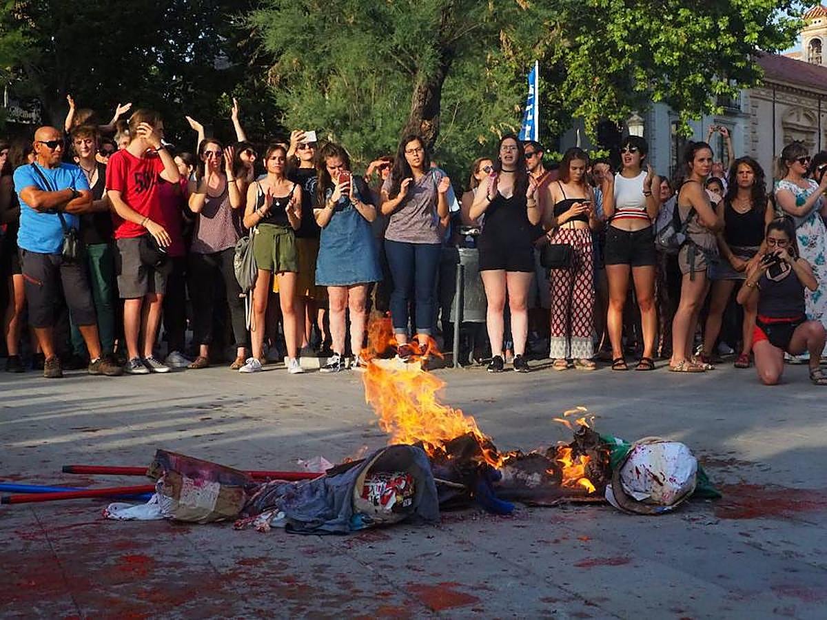 La puesta en libertad de los miembros de 'La Manada' provoca protestas en Granada, donde cientos de personas protestan contra la decisión judicial.
