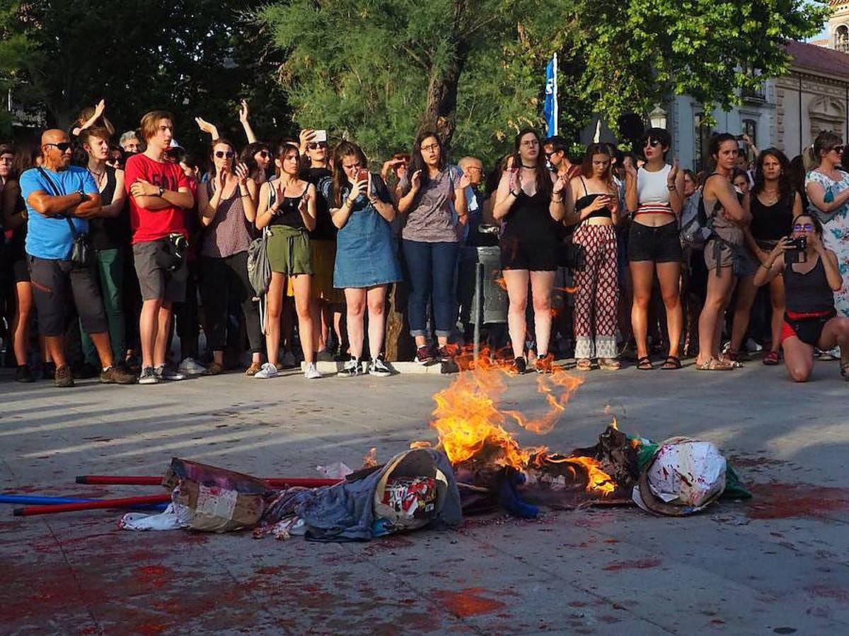 La puesta en libertad de los miembros de 'La Manada' provoca protestas en Granada, donde cientos de personas protestan contra la decisión judicial.