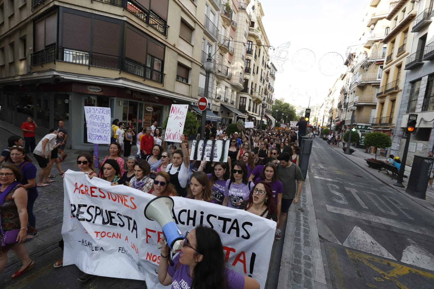 La puesta en libertad de los miembros de 'La Manada' provoca protestas en Granada, donde cientos de personas protestan contra la decisión judicial.