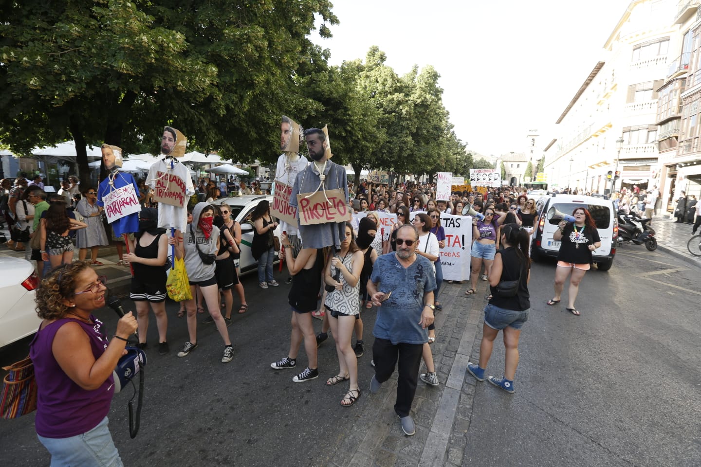 La puesta en libertad de los miembros de 'La Manada' provoca protestas en Granada, donde cientos de personas protestan contra la decisión judicial.