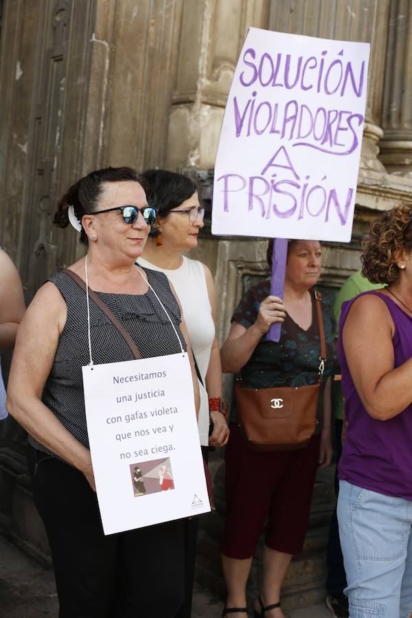 La puesta en libertad de los miembros de 'La Manada' provoca protestas en Granada, donde cientos de personas protestan contra la decisión judicial.