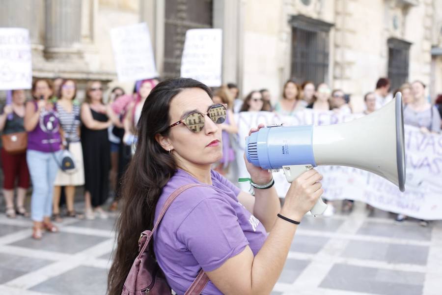 La puesta en libertad de los miembros de 'La Manada' provoca protestas en Granada, donde cientos de personas protestan contra la decisión judicial.