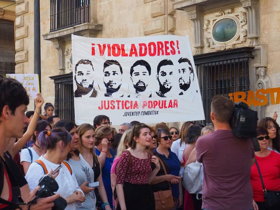 La puesta en libertad de los miembros de 'La Manada' provoca protestas en Granada, donde cientos de personas protestan contra la decisión judicial.