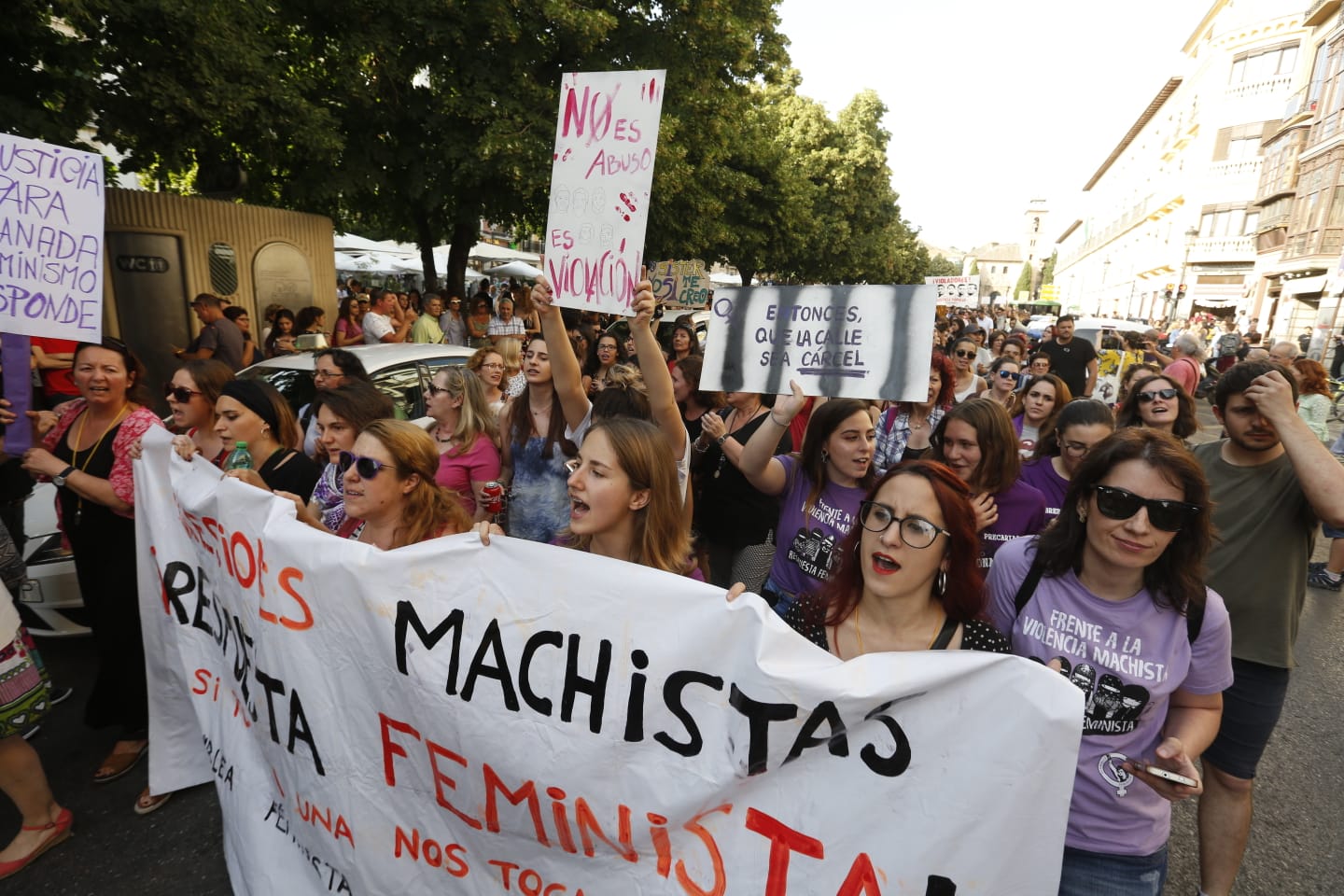 La puesta en libertad de los miembros de 'La Manada' provoca protestas en Granada, donde cientos de personas protestan contra la decisión judicial.