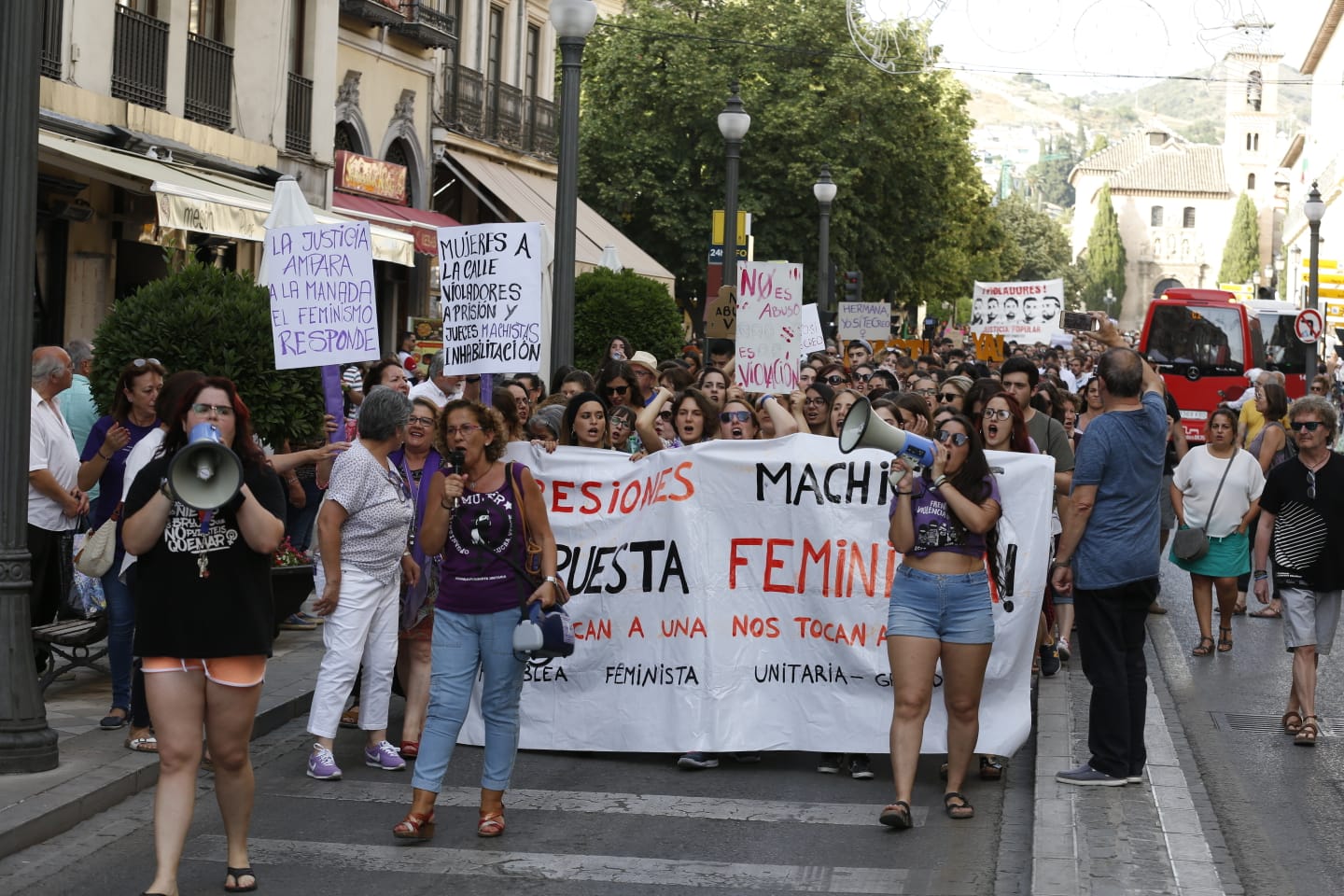 La puesta en libertad de los miembros de 'La Manada' provoca protestas en Granada, donde cientos de personas protestan contra la decisión judicial.
