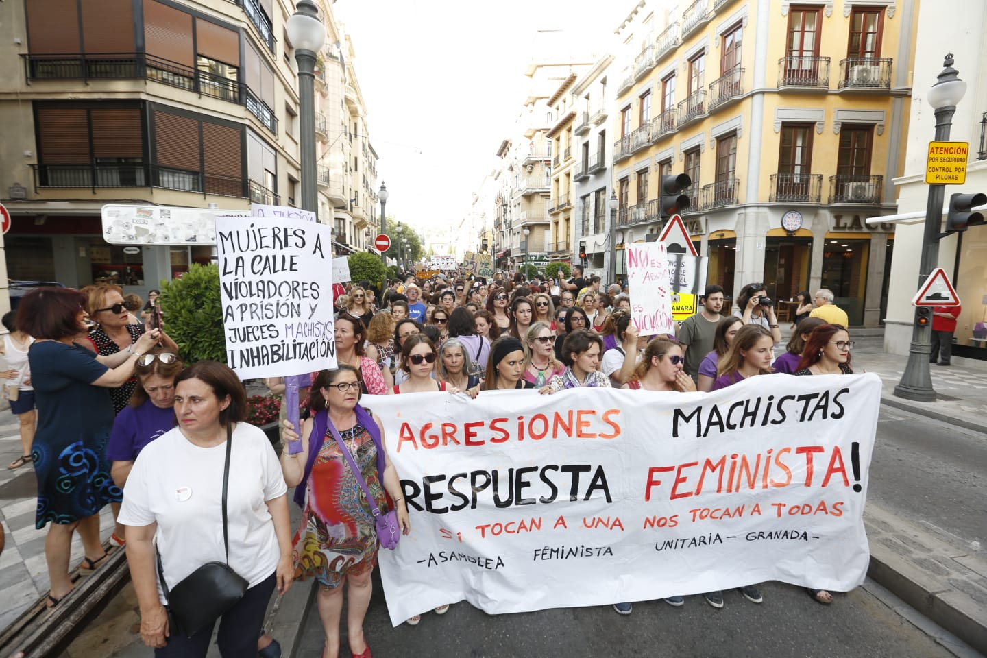 La puesta en libertad de los miembros de 'La Manada' provoca protestas en Granada, donde cientos de personas protestan contra la decisión judicial.